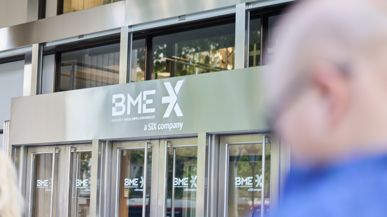 Gente pasando por delante de la Bolsa de Barcelona