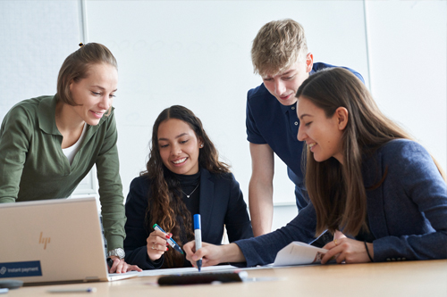 Programa de graduado, jóvenes trabajando