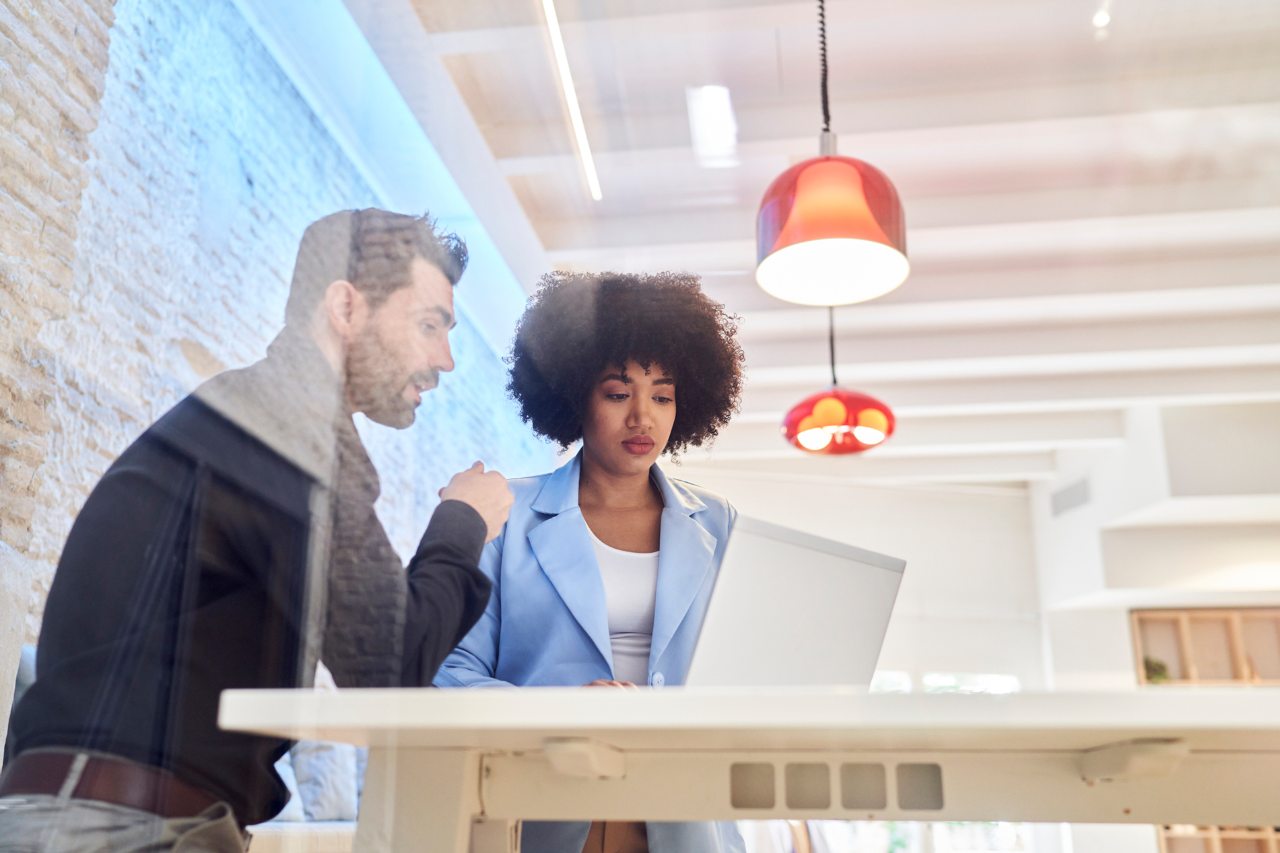 Mujer y hombre trabajando en espacio de diseño