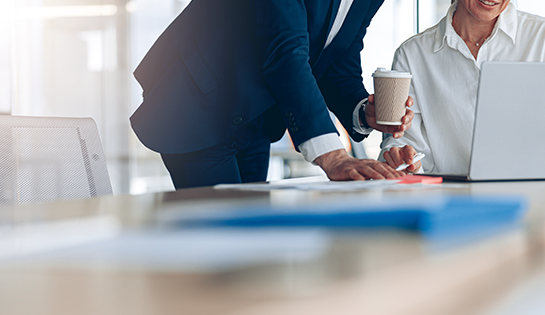 personas-datos-ordenador-cafe