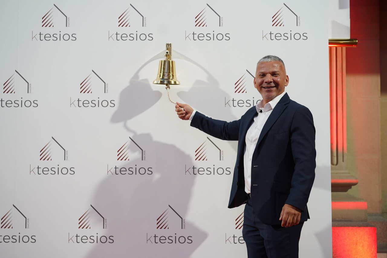 Toque  de campana de la compañía en el Palacio de La Bolsa de Madrid