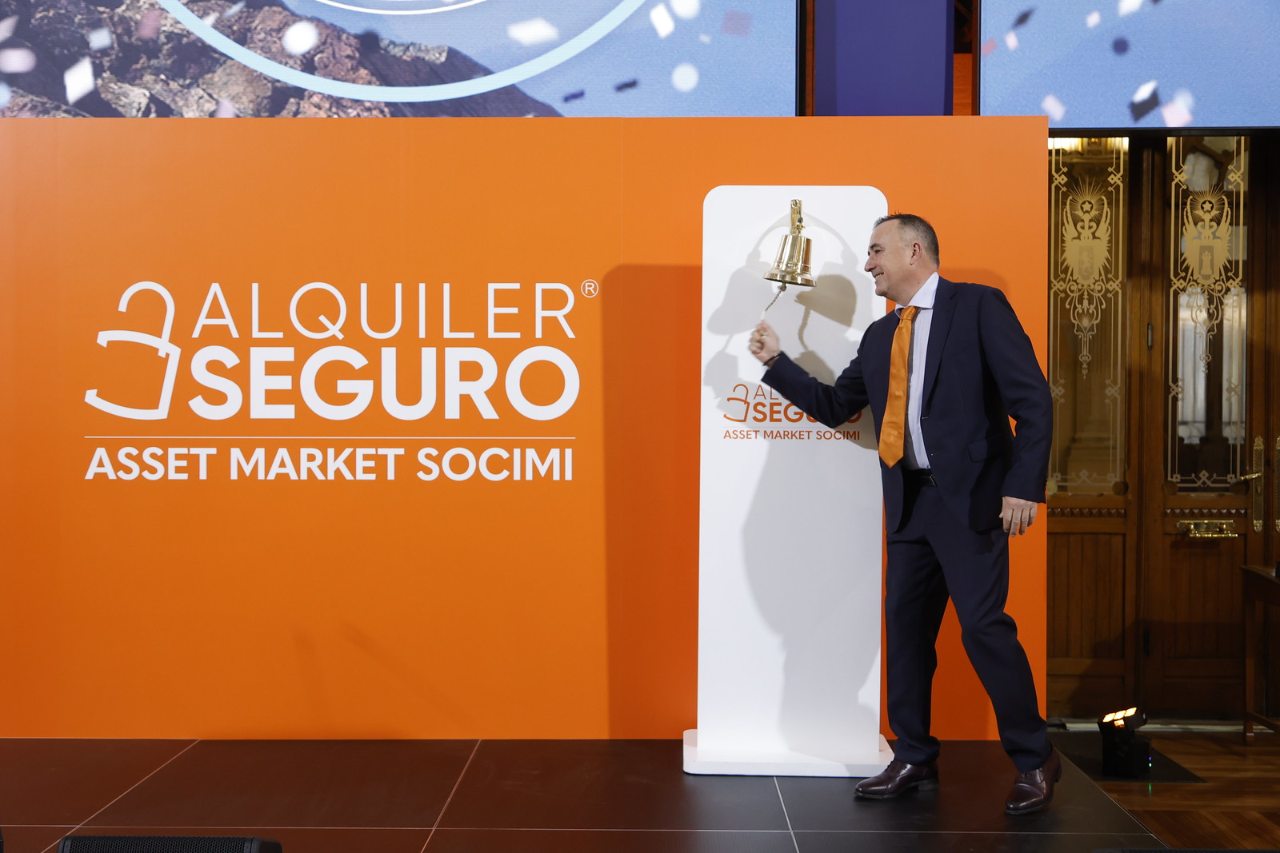Toque  de campana de la compañía en el Palacio de La Bolsa de Madrid