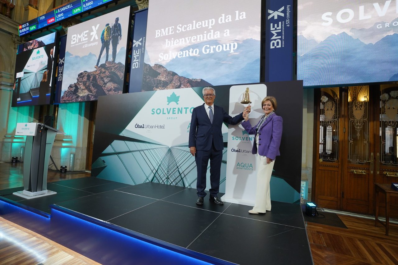 Toque  de campana de la compañía en el Palacio de La Bolsa de Madrid
