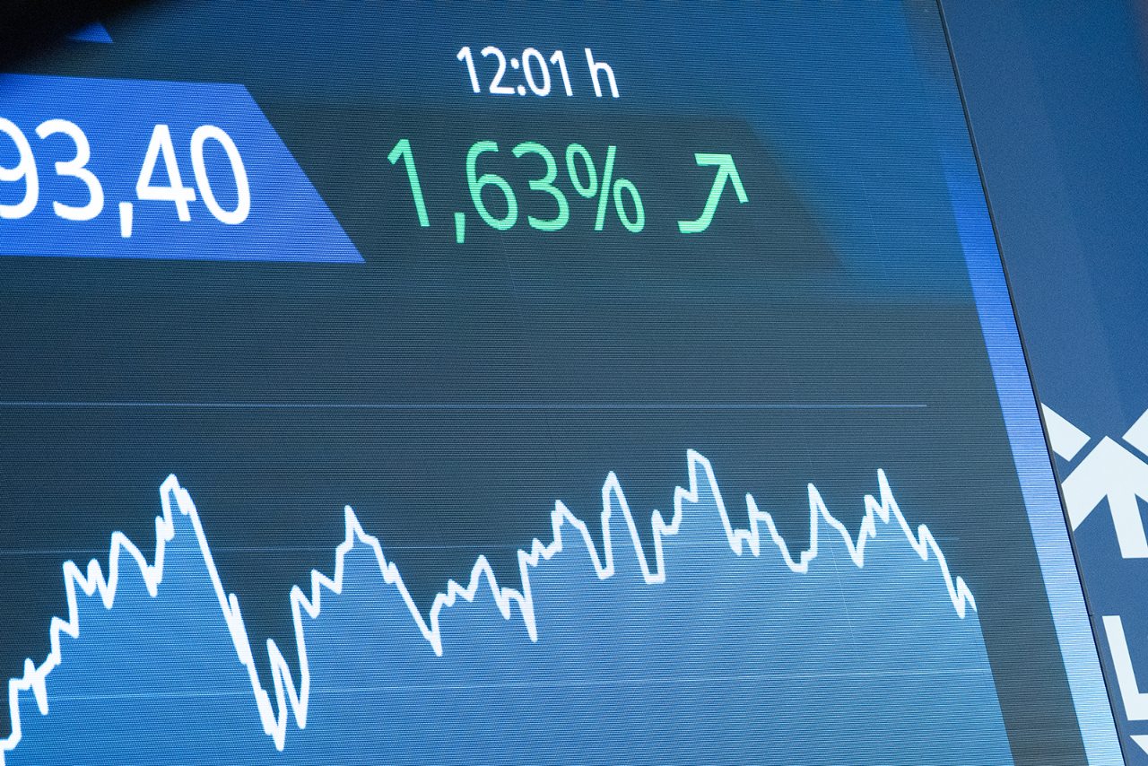 Screens of rising stock indices