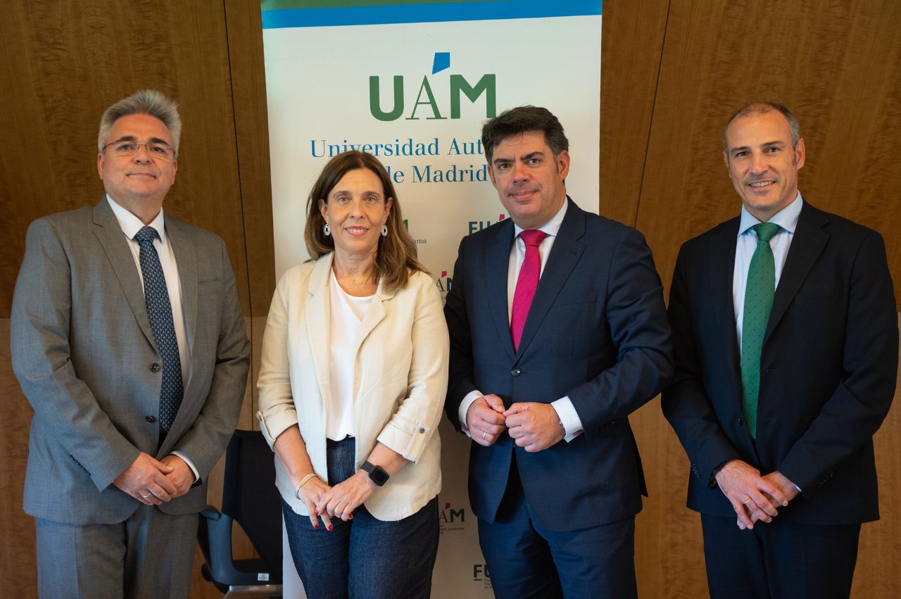 Enrique Castellanos, Director of Instituto BME, signing the agreement, at the UAM's Rectorate building.