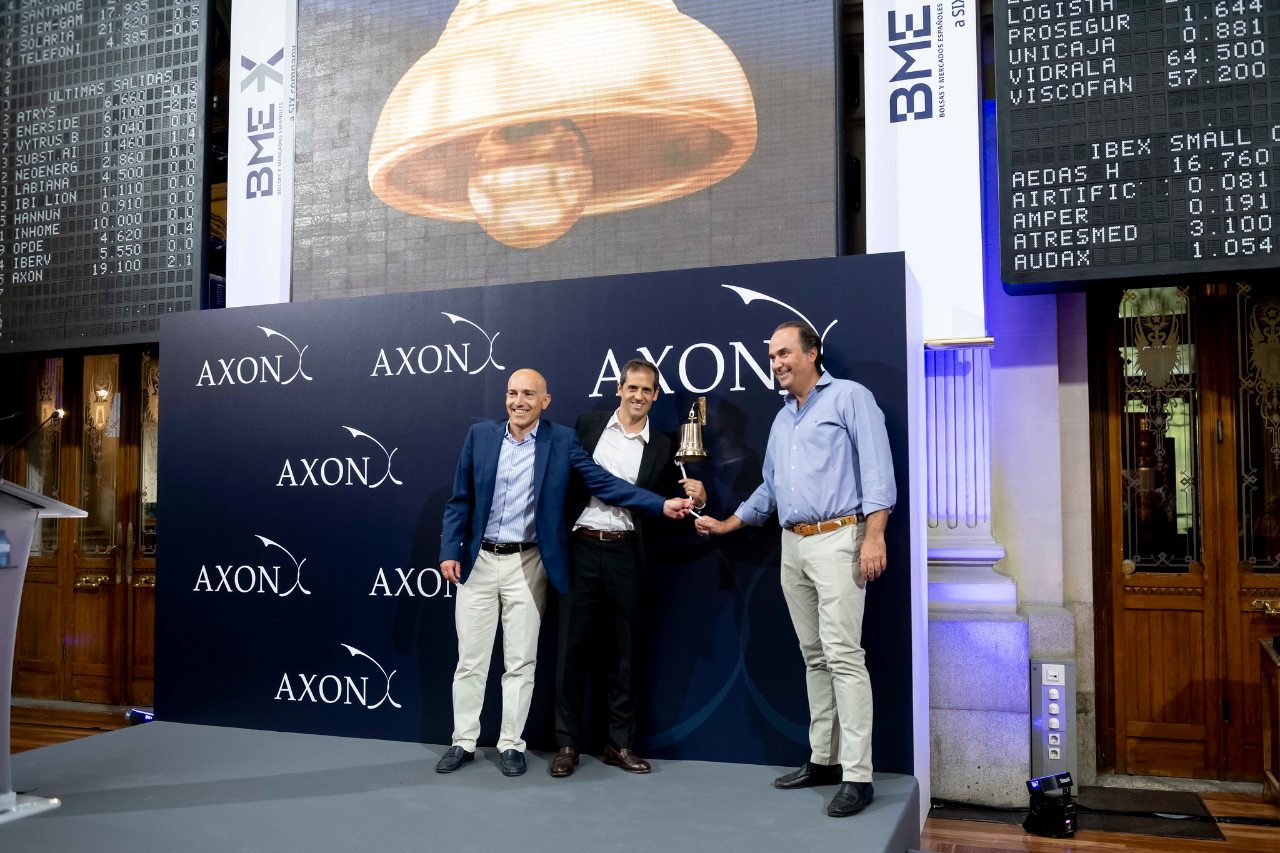 Dimitri Kallinis, consejero delegado de Consulting, Francisco Velázquez, presidente de Axon,  y Alfonso de León, consejero delegado de Investment