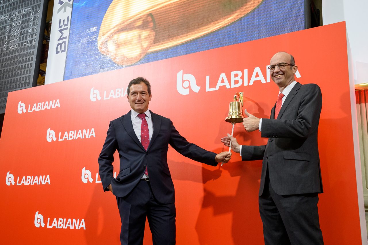 De izquierda a derecha: Manuel Ramos Ortega, CEO y Todor Velev, CFO de Labiana, durante el Toque de Campana