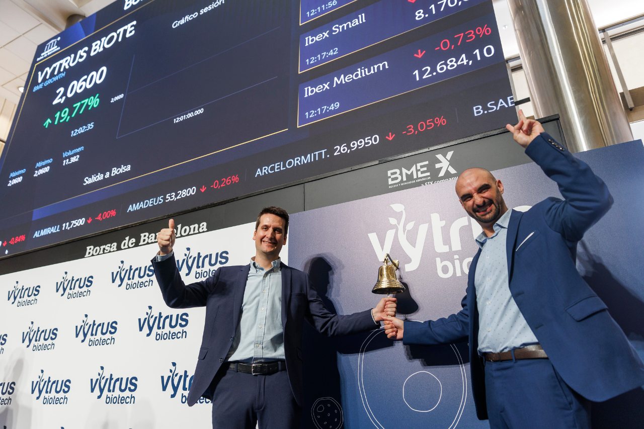 Albert Jané y Òscar Expósito, CEOs and co-founders of Vytrus, during the bell ringing.