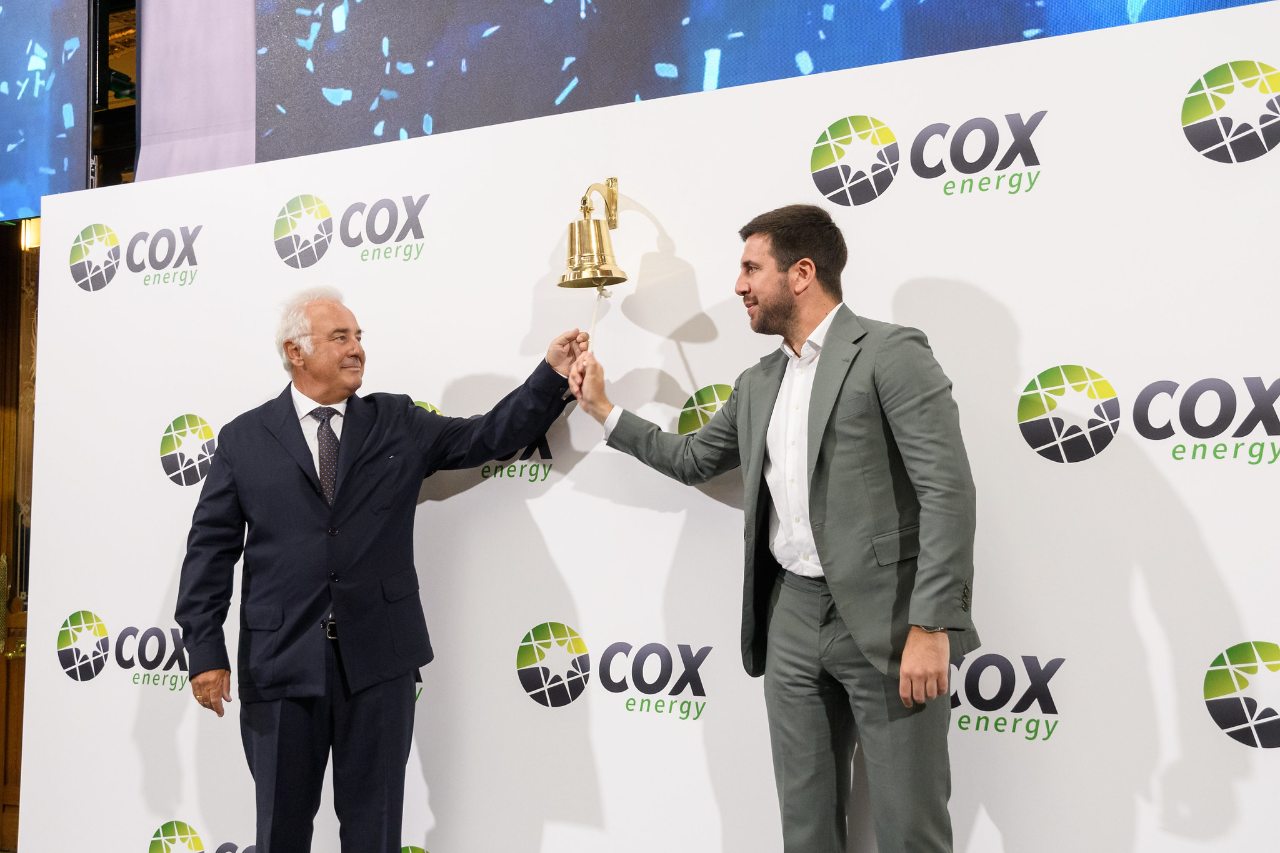 Enrique Riquelme (on the right), chairman of Cox Energy, accompanied by Alberto Zardoya, a reference shareholder, during the Bell Ringing