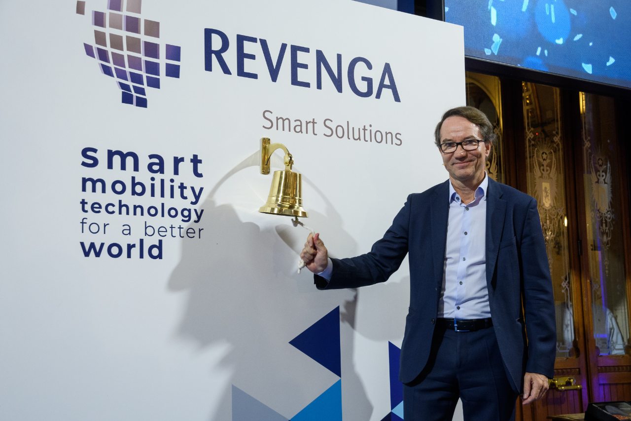 Arturo Revenga during the ringing of the bell. 