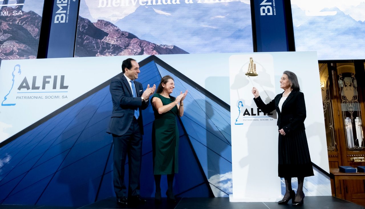 María Isabel Palma Sánchez, honorary president of the company, during the traditional ringing of the bell 