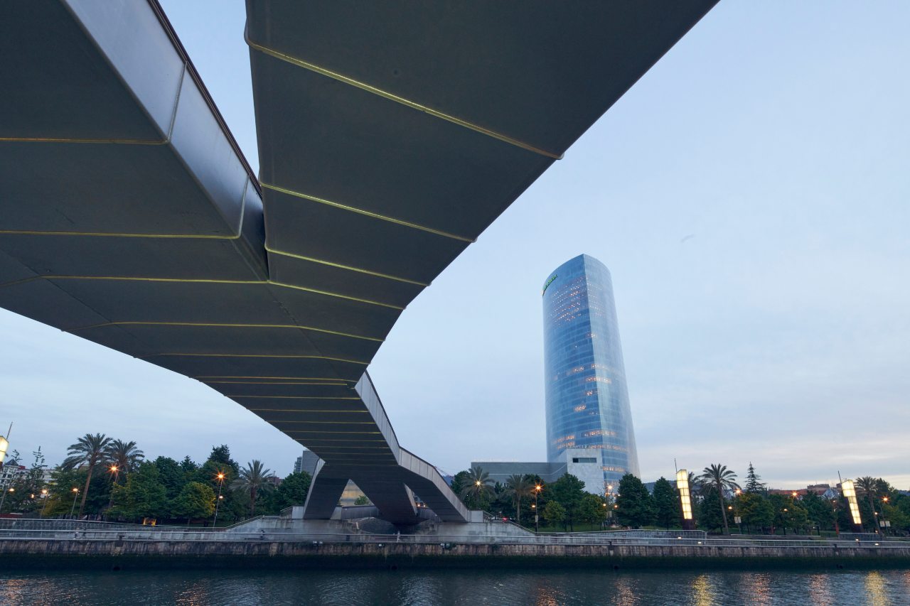 Puente sobre un río