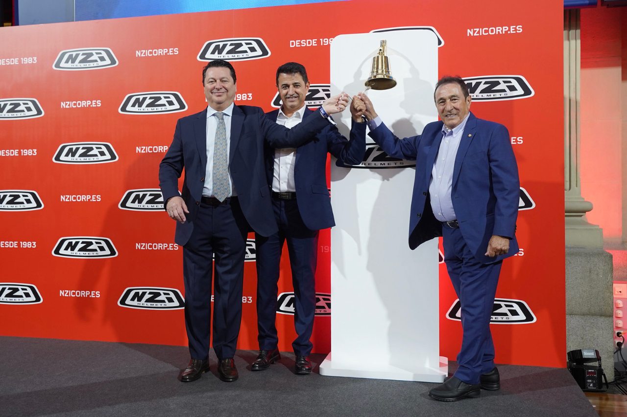 Toque  de campana de la compañía en el Palacio de La Bolsa de Madrid