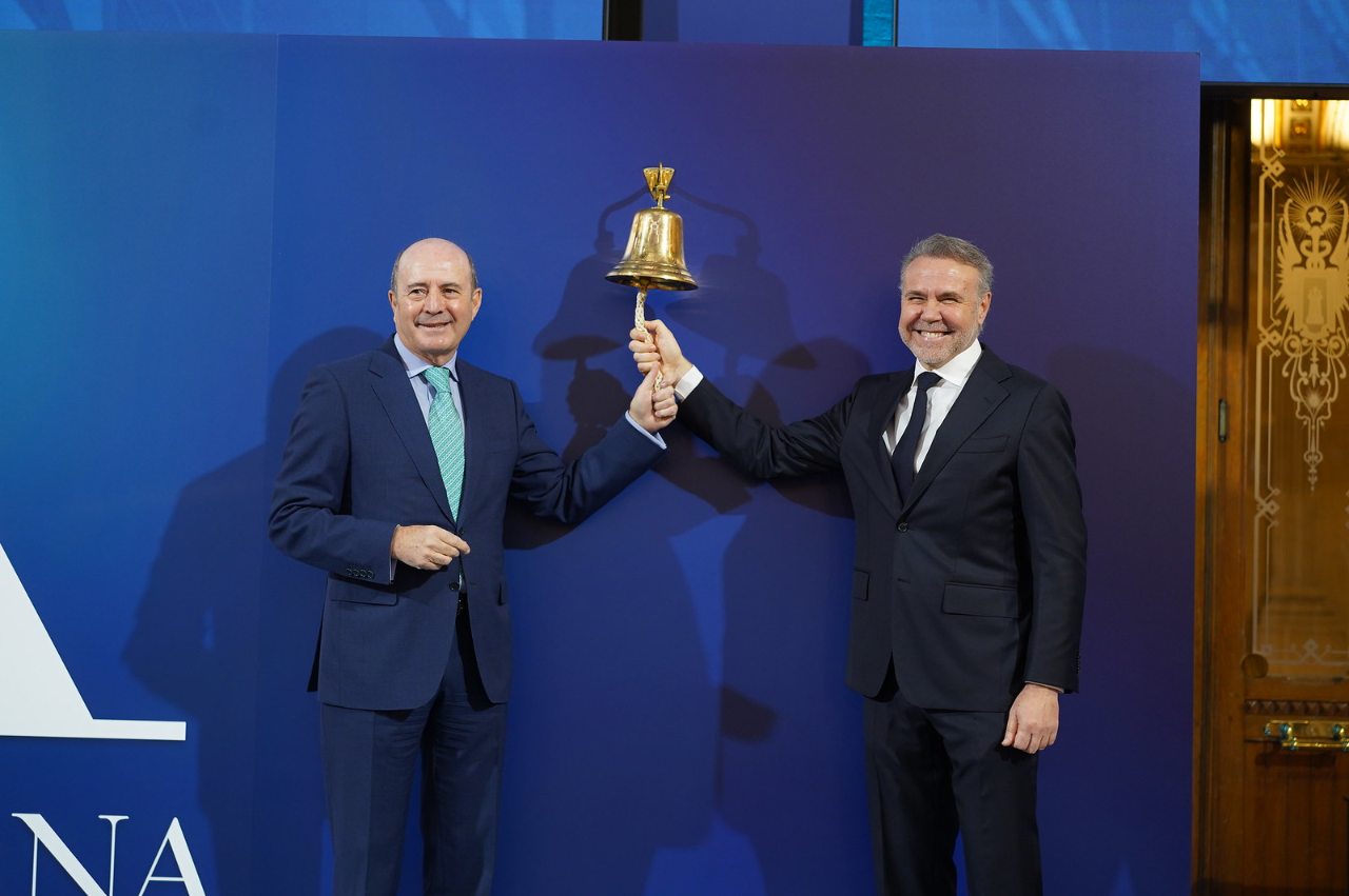 Toque  de campana de la compañía en el Palacio de La Bolsa de Madrid