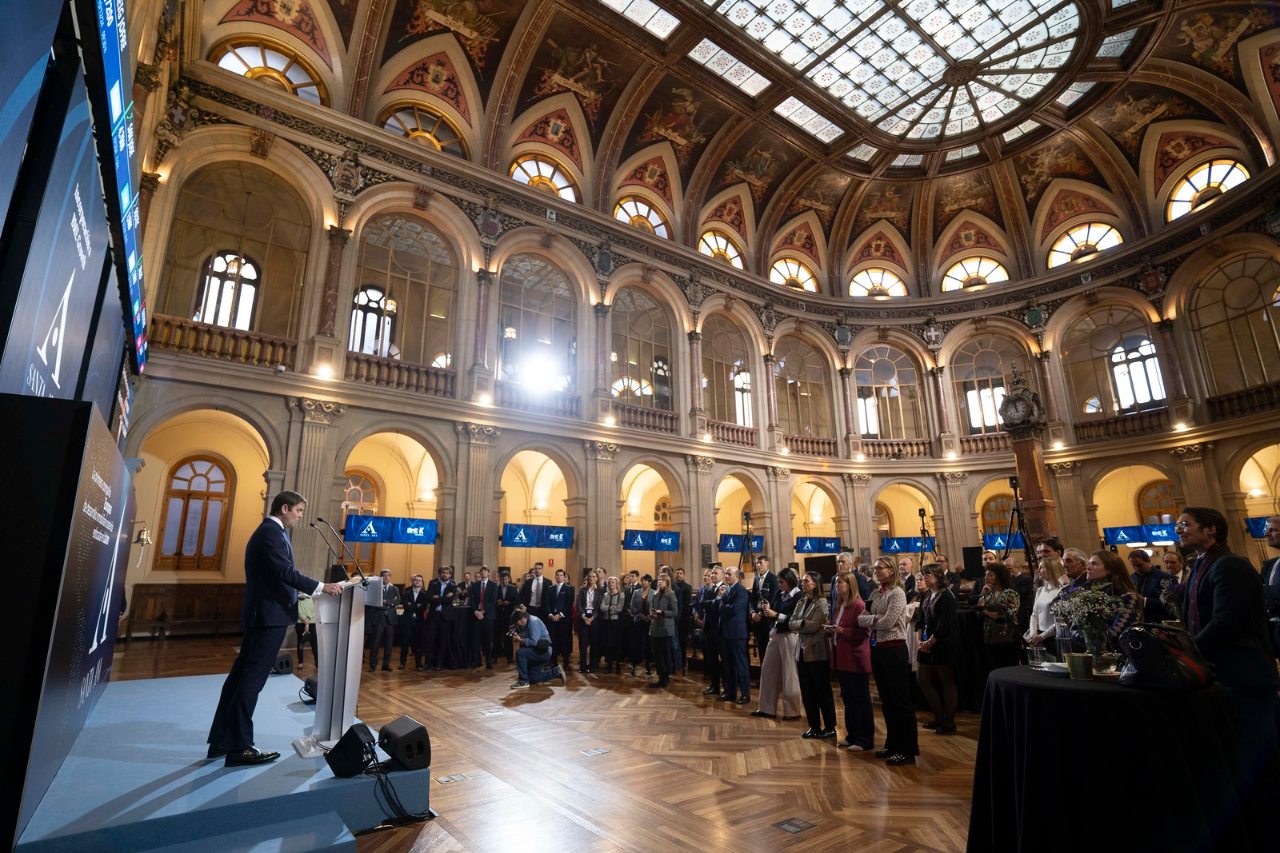 Toque  de campana de la compañía en la Bolsa de Madrid