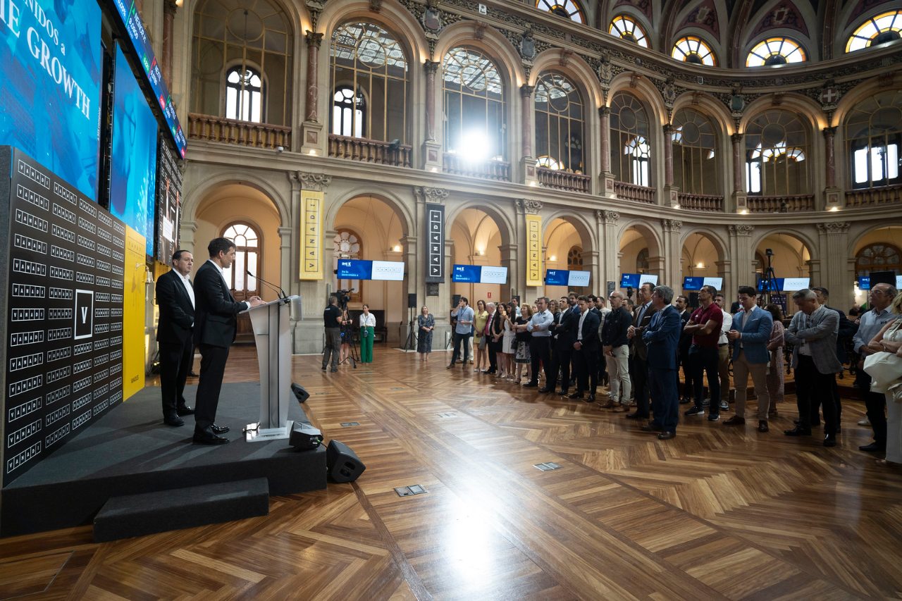 Toque  de campana de la compañía en la Bolsa de Madrid