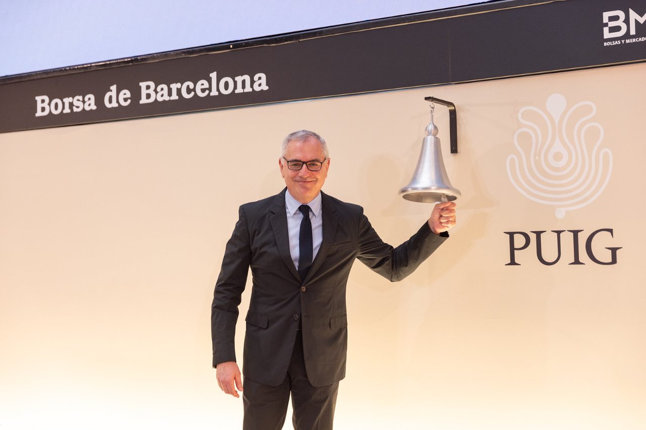 Toque  de campana de la compañía en el Palacio de La Bolsa de Barcelona