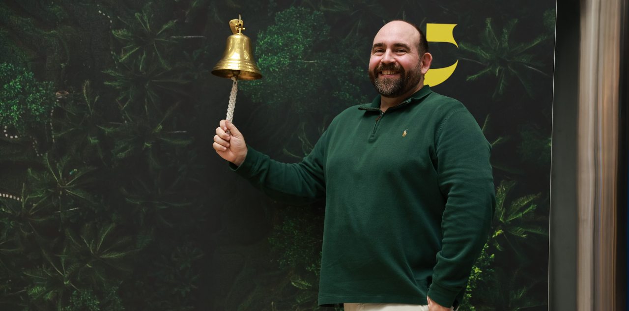 Toque  de campana de la compañía en la Bolsa de Barcelona
