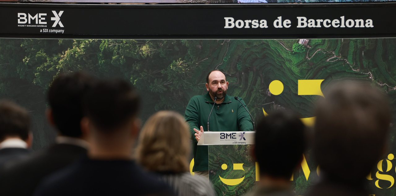 Toque  de campana de la compañía en la Bolsa de Barcelona