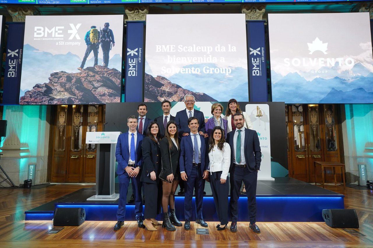 Toque  de campana de la compañía en la Bolsa de Madrid