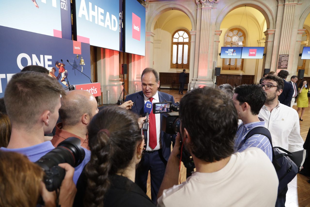Toque  de campana de la compañía en la Bolsa de Madrid