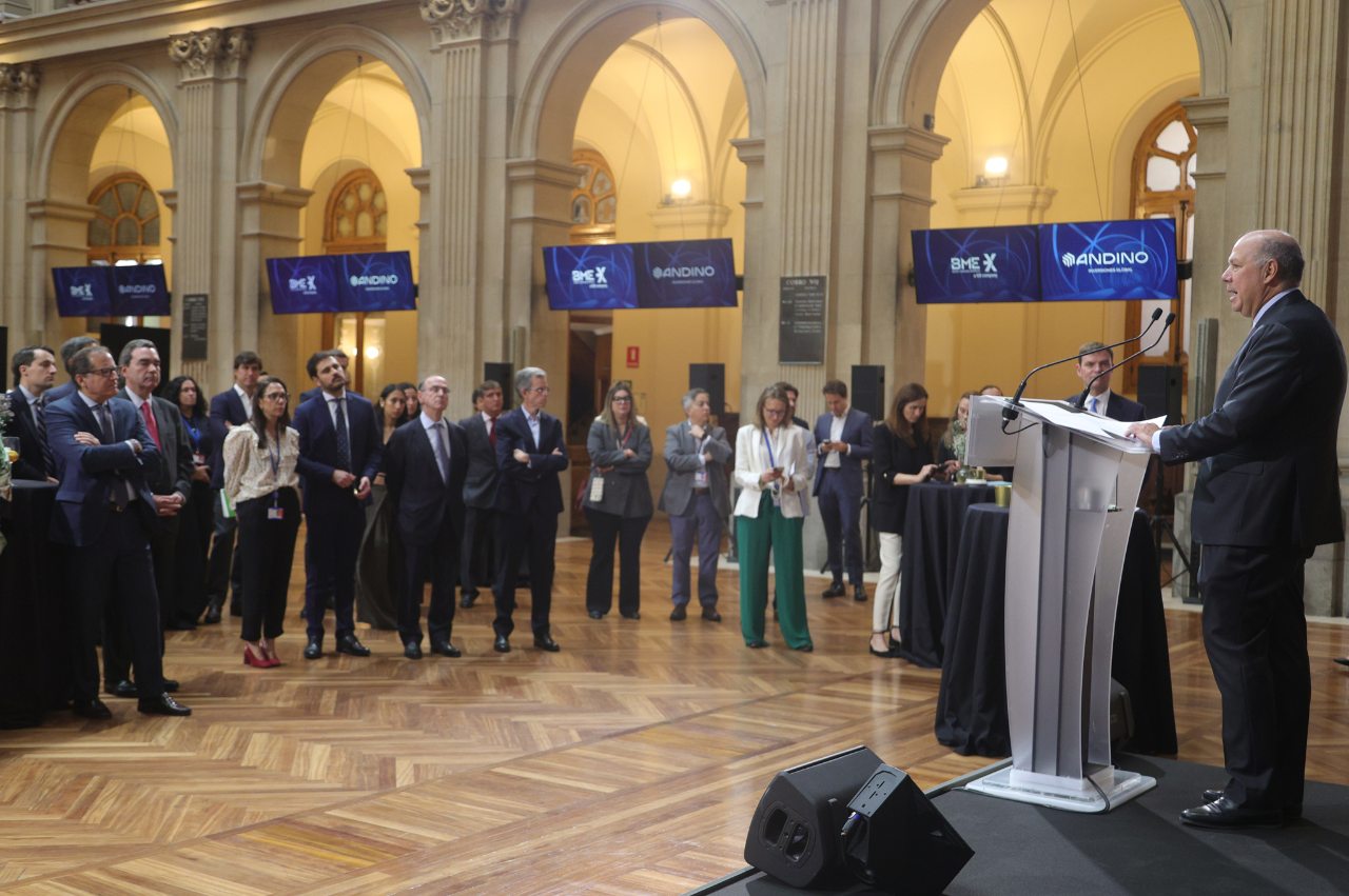 Toque  de campana de la compañía en la Bolsa de Madrid