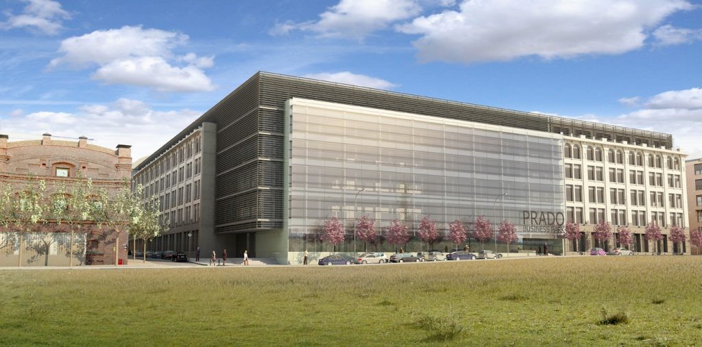 edificio rodeado de vegetación