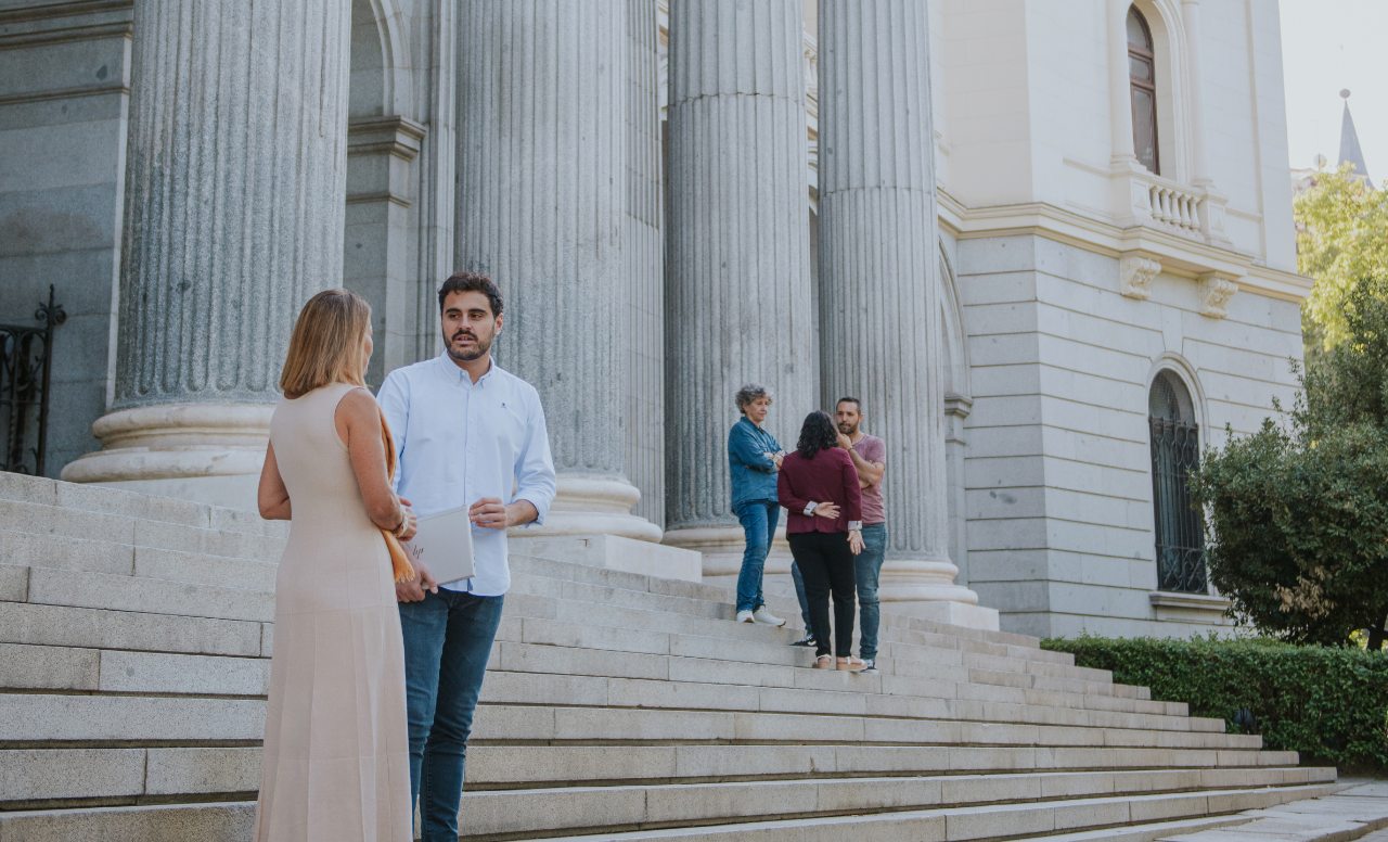 Imagen escalinata de entrada del palacio de la bolsa de Madrid