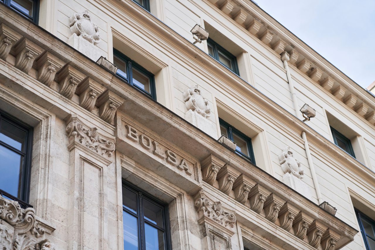 Fachada del edificio de la Bolsa de Bilbao