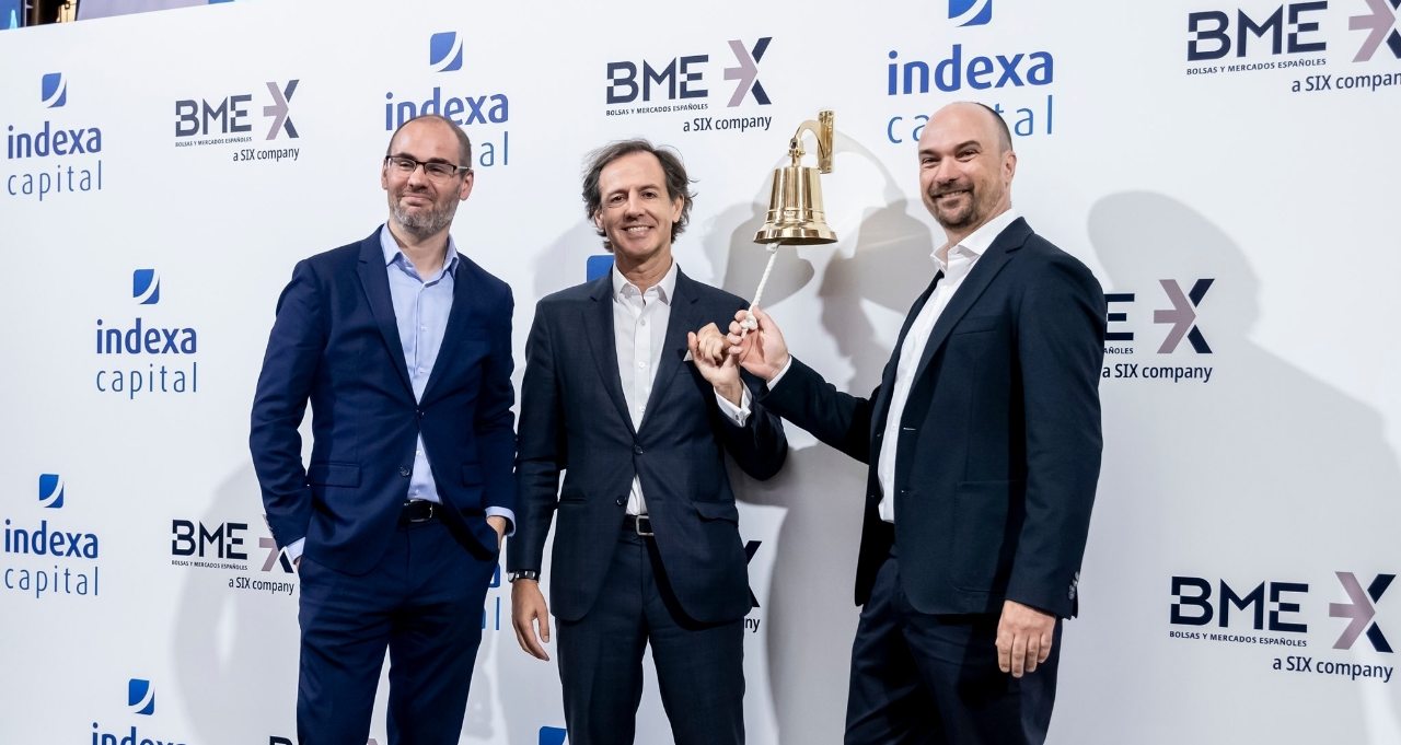 De izquierda a derecha, Unai Ansejo, cofundador y consejero delegado de la compañía, Ramón Blanco, cofundador y consejero y François Derbaix, cofundador y presidente, durante el Toque de Campana