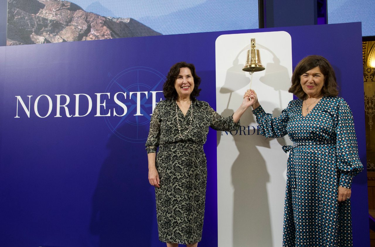 Ana Santos Tejedor, presidenta, y María José Santos Tejedor, vicepresidenta, en el tradicional Toque de Campana