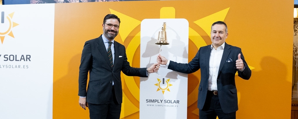 Pablo Cuesta y Guillermo Azqueta, durante el toque de campana