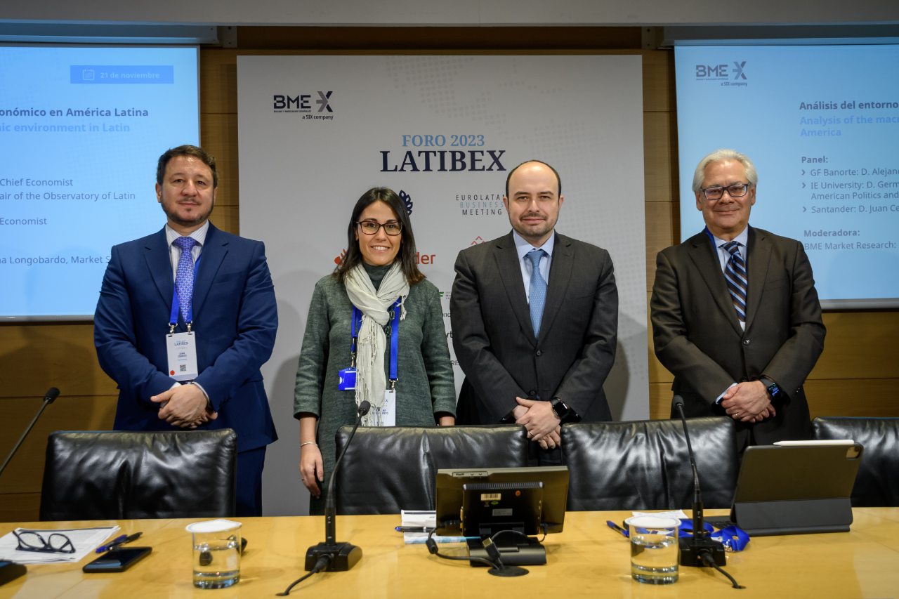 Participantes y moderador de panel en Latibex 2023
