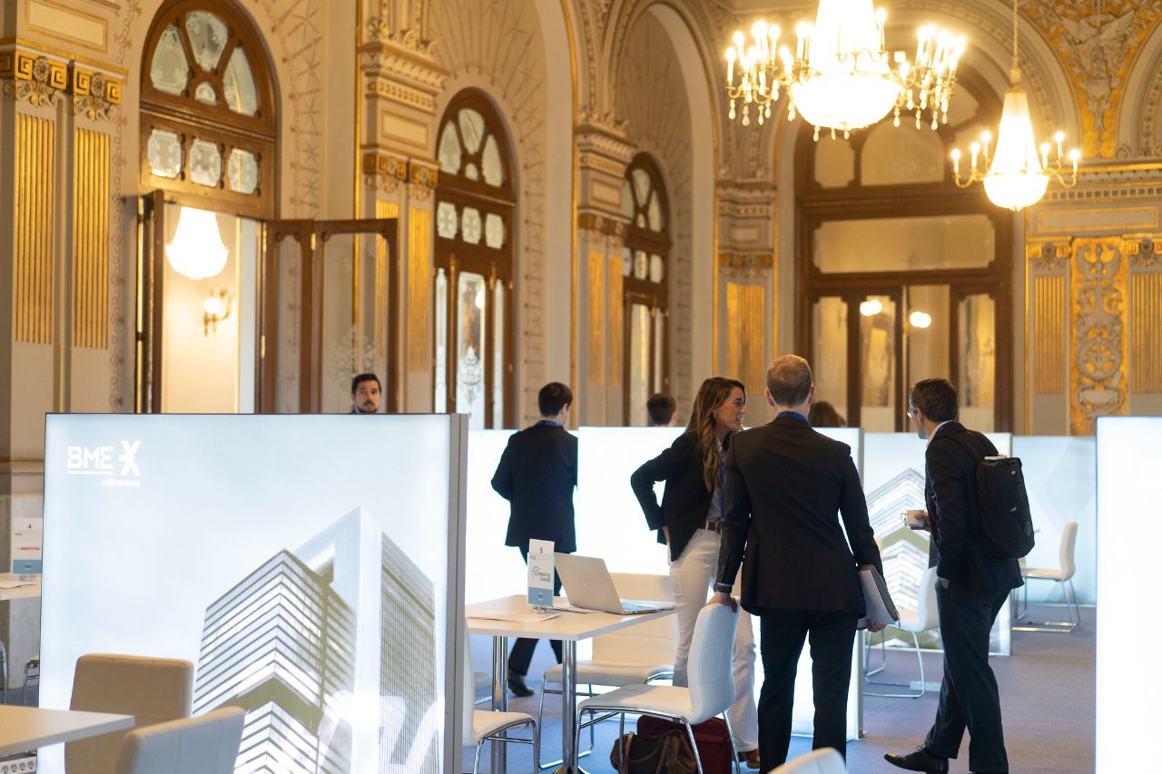 Ambiente del Foro MEDCAP 2024 en el Palacio de la Bolsa de Madrid