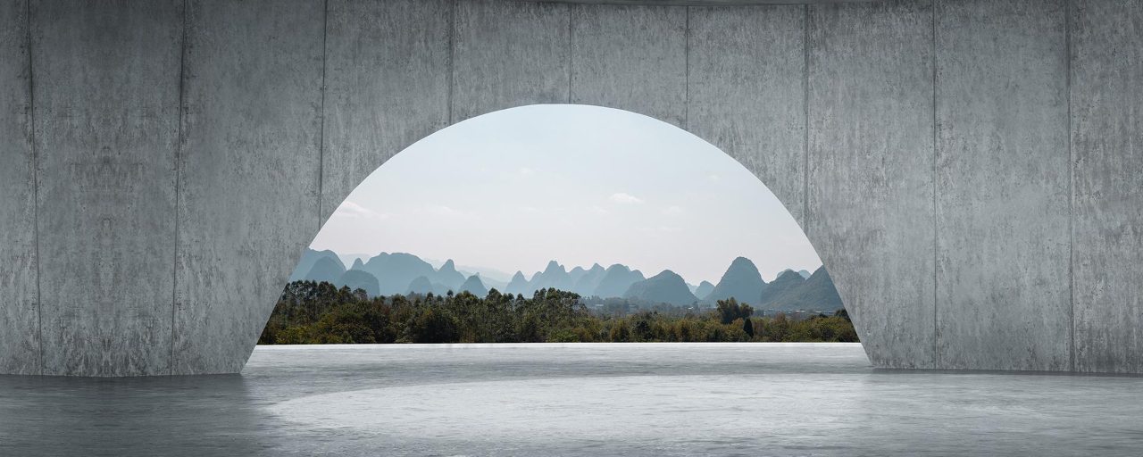 Vista a través de un puente de arco sobre un río con paisaje natural