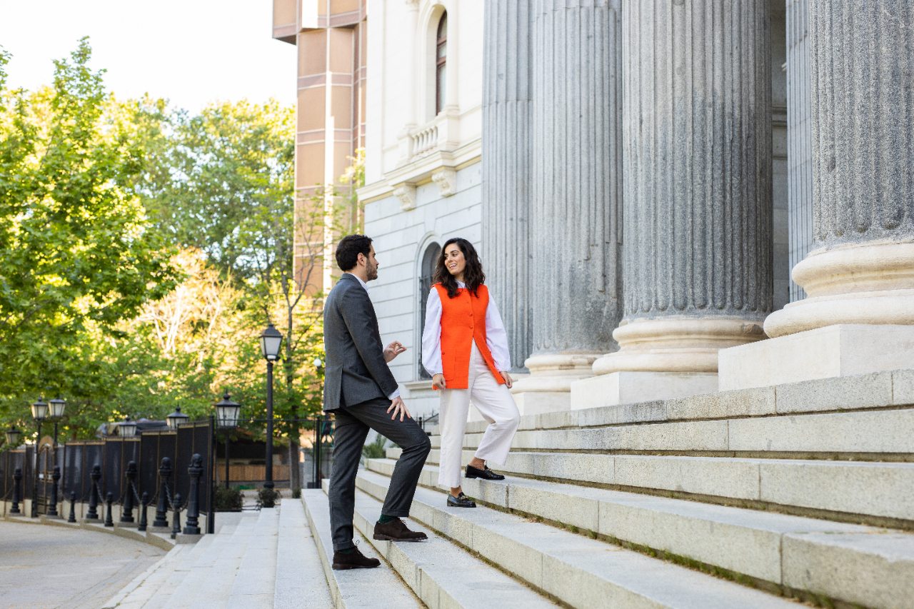 Mujer y hombre subiendo escaleras de la Bolsa Madrid