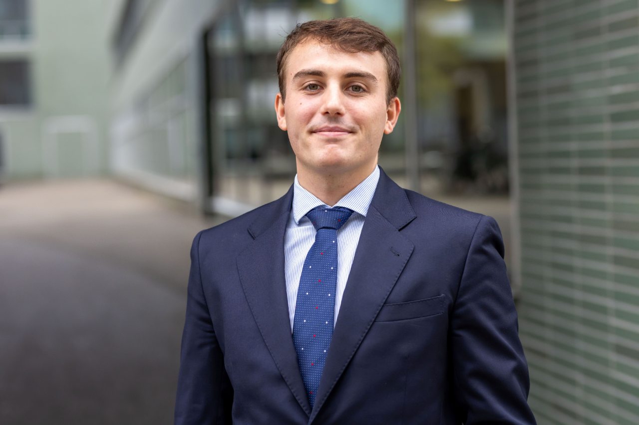 Alejandro programa graduados