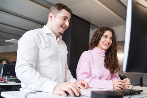 Dos chicos jóvenes haciendo prácticas de empresa 