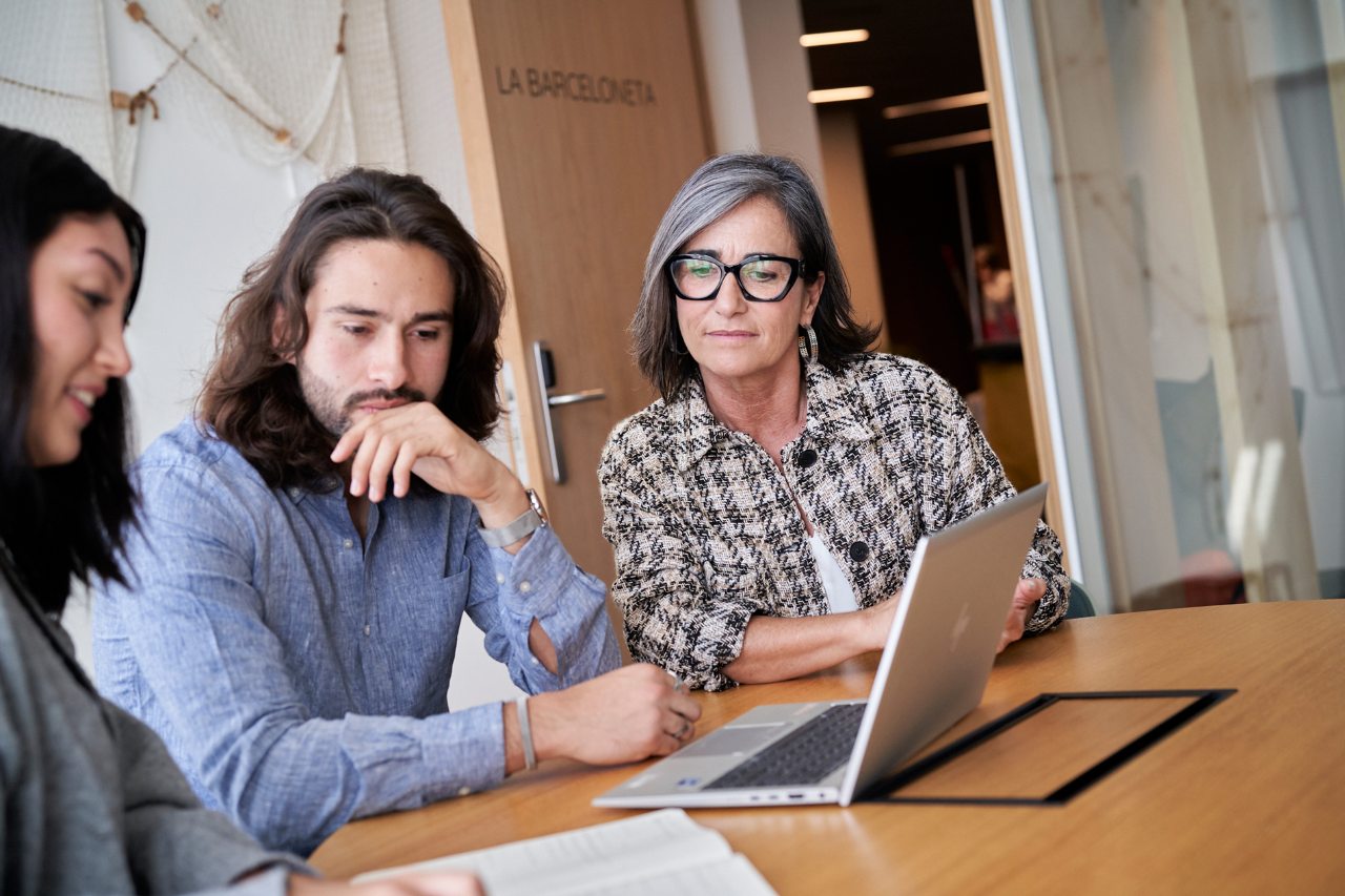 Equipo de trabajo diverso reunidos