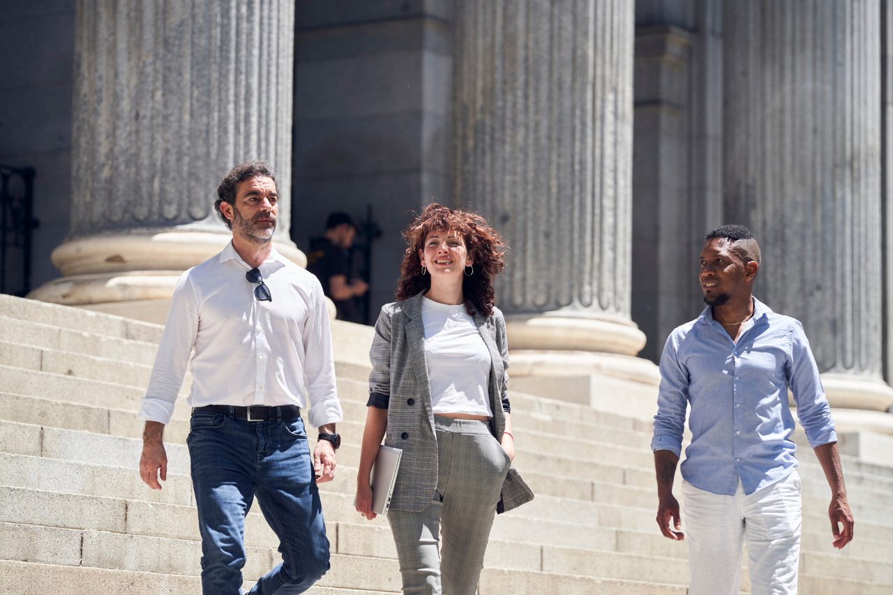 Tres personas bajando escaleras